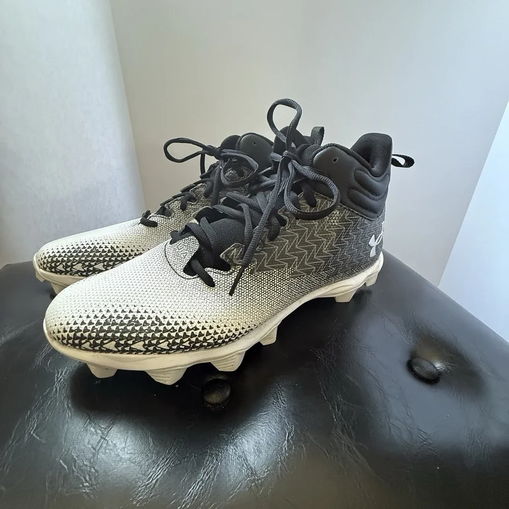 Men's Under Armour Spotlight Football‎ Cleats Sz 10 Black White 3026339-001 EUC